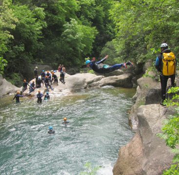Plongeon 8m Canyoning en groupe